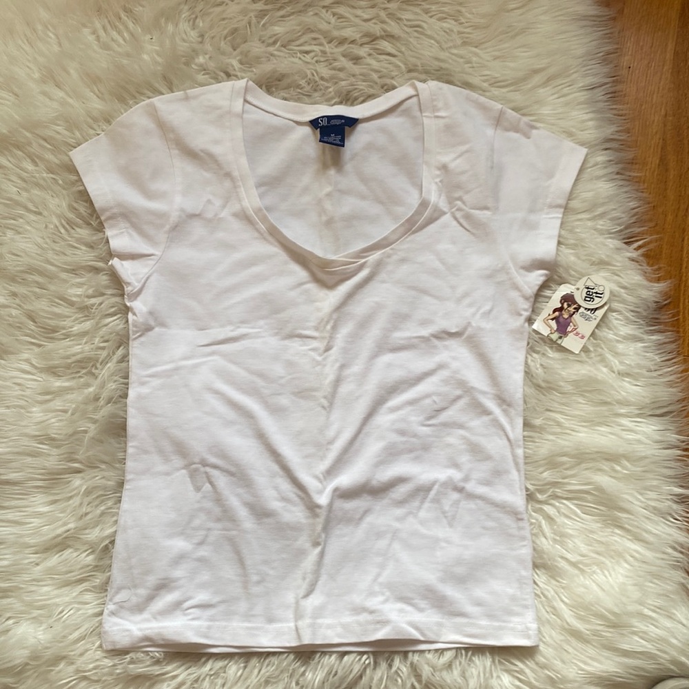 NWT White Vneck fitted T-shirt size medium